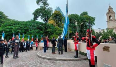 Autoridades encabezaron el acto por el 25 de Mayo en la Plaza Libertad