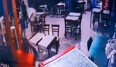 Video: comerciante echó a sillazos a ladrones armados que le intentaron robar