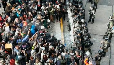 Gendarmería aplica el protocolo antipiquetes y se registran incidentes en la marcha de jubilados al Congreso