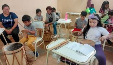 Dictan talleres gratuitos de pintura, teclado, guitarra y percusión en Colonia El Simbolar