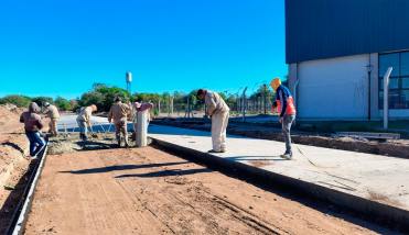 En Fernández avanza la mejora de calles: pavimentan arterias en inmediaciones del nuevo polideportivo
