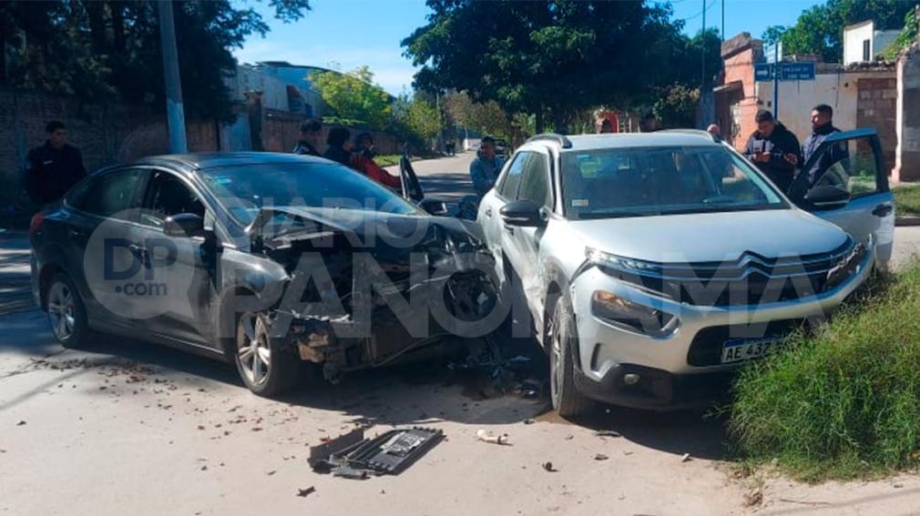 Una mujer resultó herida tras un violento choque entre dos autos en el barrio 8 de Abril