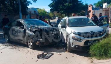 Una mujer resultó herida tras un violento choque entre dos autos en el barrio 8 de Abril