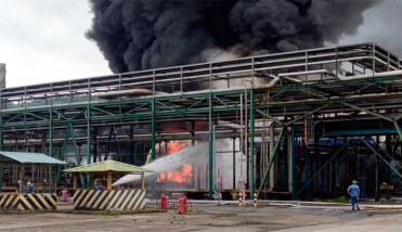 Ecuador: la refinería más grande fue declarada en emergencia por un voraz incendio