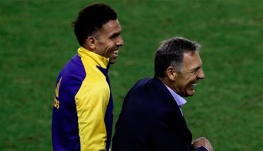 Carlos Tevez apoyó a Russo y evitó hablar de Riquelme 