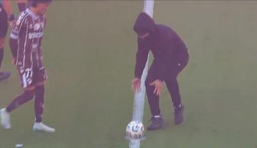 Entró, robó la pelota y se fue: la escena viral antes de Huracán vs. Platense