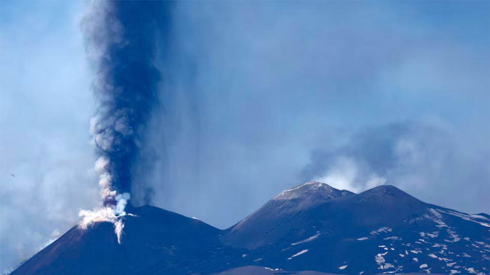 Alerta por el volcán Etna: se derrumbó parte del cráter y los turistas corrieron para evacuar