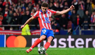 El polémico penal anulado a Julián Álvarez contra el Real Madrid provocó un cambio en la regla de los “dos toques”