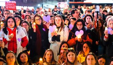 Noche de velas en el Obelisco por el Garrahan: el Gobierno propuso un bono y los residentes evalúan si lo aceptan