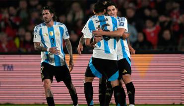Argentina se impuso ante Chile en Santiago y lo dejó al borde de la eliminación