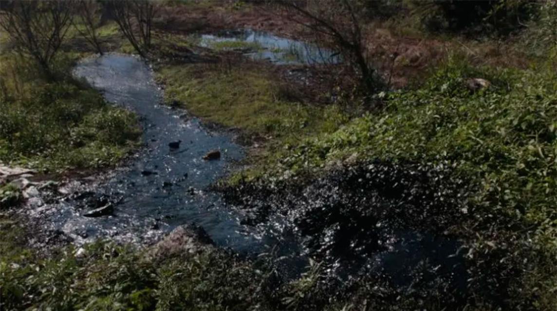Contaminación ambiental: temor por el desecho de residuos asfálticos en una laguna chaqueña