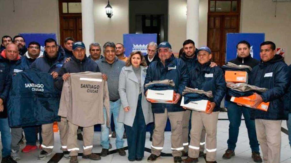 Fuentes entregó más de 160 uniformes de trabajo al personal de la Dirección de Electricidad