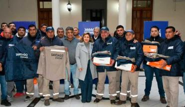 Fuentes entregó más de 160 uniformes de trabajo al personal de la Dirección de Electricidad