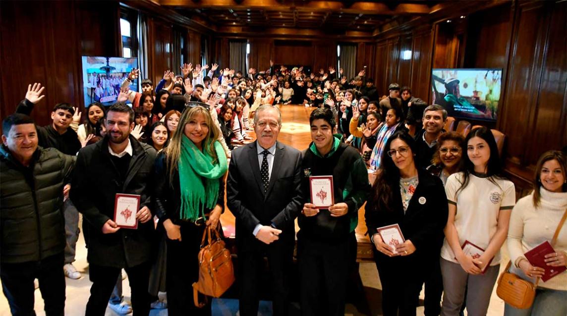 El jefe de Gabinete recibió a estudiantes de Los Quiroga y de Fernández