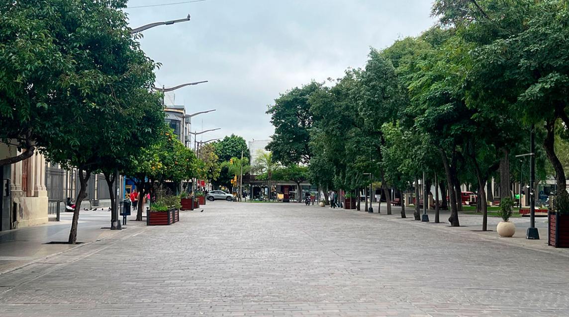 Postales de un lunes feriado con escasa actividad comercial en el centro