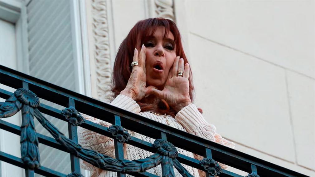 El primer tuit de Cristina Kirchner presa: '¿Puedo salir o no al balcón de mi casa? Parece joda'