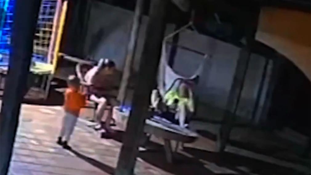 Video: un bebé de 2 años mató accidentalmente a su madre al jugar con el arma de su padre