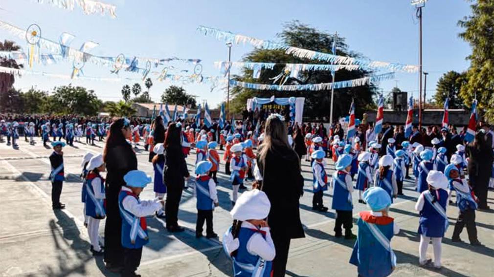 Emotiva promesa de cariño a la Bandera en los Jardines Municipales de Clodomira