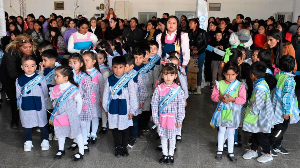 Alumnos de los jardines municipales de Fernández realizaron la promesa de cariño a la enseña patria