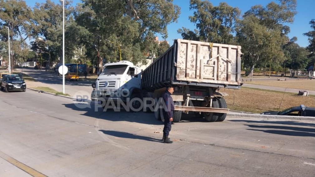 Gran susto: un camionero perdió el acoplado cuando subía el viaducto de avenida Alsina
