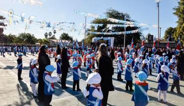 Emotiva promesa de cariño a la Bandera en los Jardines Municipales de Clodomira