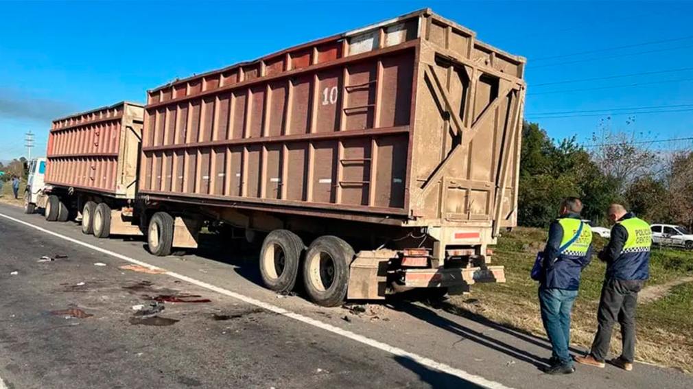 Tragedia en Tucumán: un motociclista murió al chocar una rastra cañera