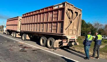 Tragedia en Tucumán: un motociclista murió al chocar una rastra cañera