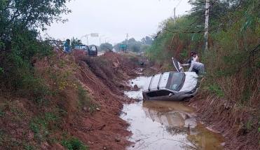 Perdió el control de su auto y terminó dentro de una acequia en el ingreso de Añatuya