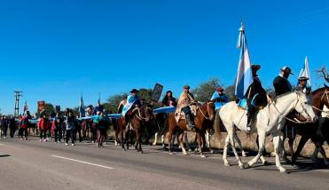 Loretanos celebraron el Día de la Bandera con una caminata en honor a Manuel Belgrano