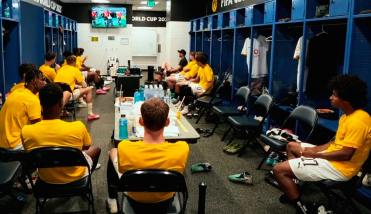  Insólito: los suplentes de Borussia Dortmund vieron el primer tiempo desde el vestuario por el calor