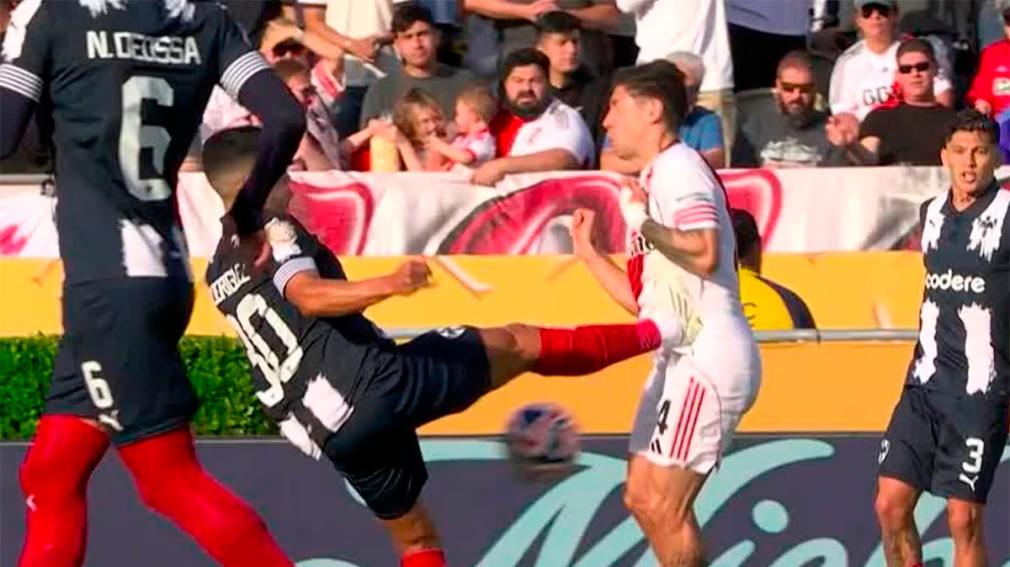 La terrible patada que recibió Montiel y que el VAR no revisó en el partido entre River y Monterrey