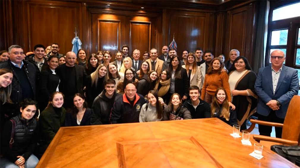 El jefe de Gabinete recibió a 32 estudiantes de medicina que realizarán sus prácticas en la provincia