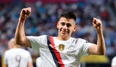 Golazo y estreno soñado: El Diablito Echeverri brilló en su primera titularidad con el Manchester City