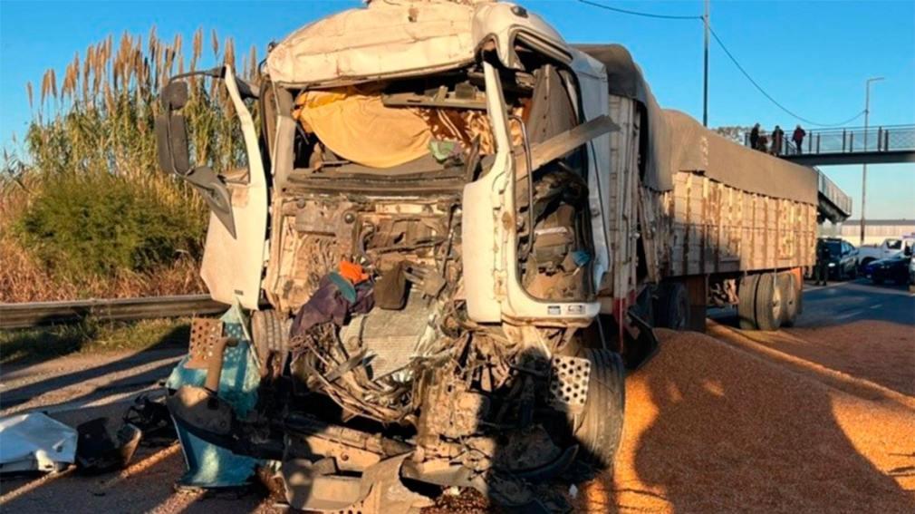 Fuerte choque entre camiones en el ingreso a Rosario por la autopista a Córdoba