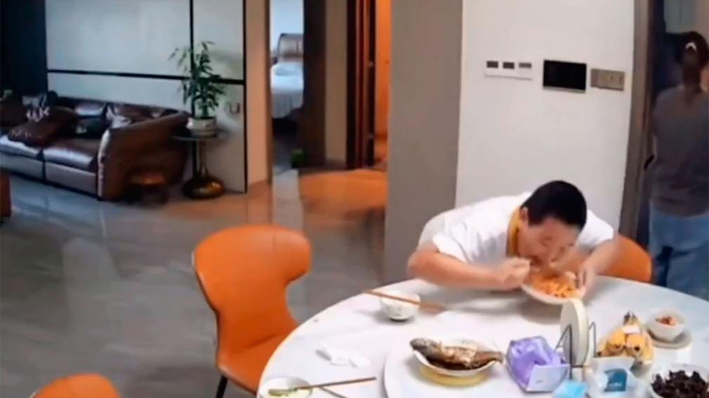 Prioridades: los sorprende un sismo pero en lugar de huir, un niño regresa para seguir comiendo
