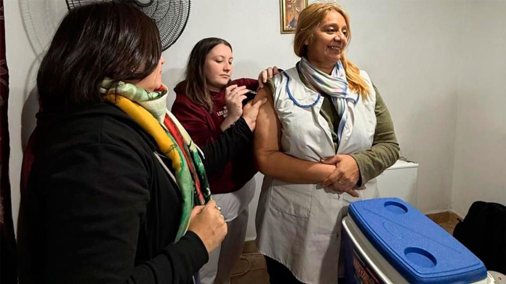 Estudiantes de medicina se suman a la campaña del 2° Mes de la Vacunación Santiagueña en Bandera