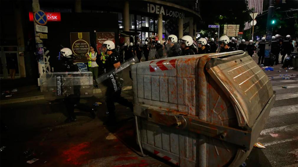 Tensión en Serbia: miles de manifestantes exigieron elecciones anticipadas y chocaron con la policía en Belgrado