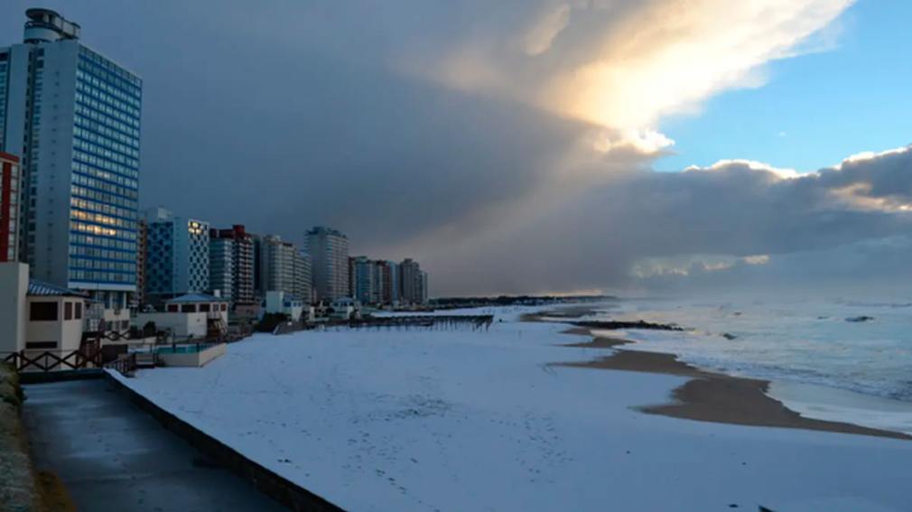 Nieve en la costa: Miramar sorprendió con una playa cubierta de blanco