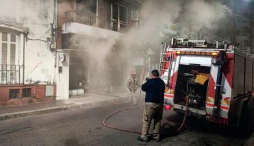 El fuego provocó daños en un comercio en pleno centro