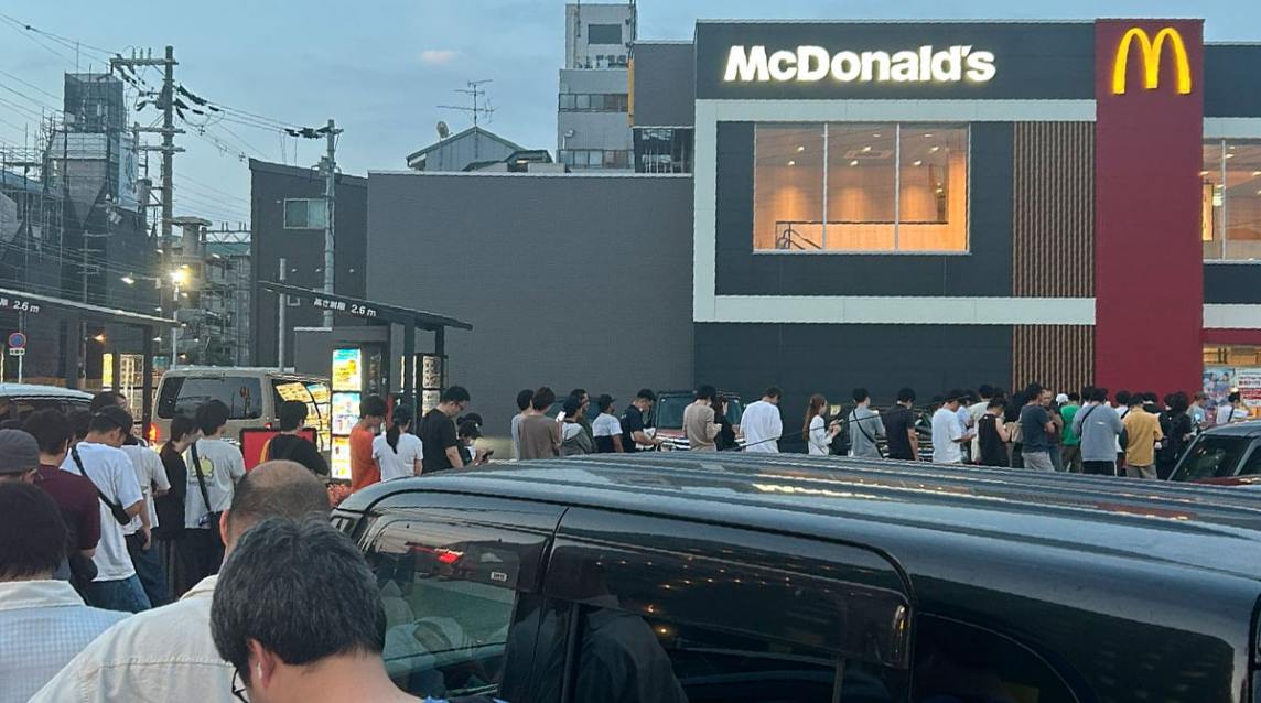 Polémica por el desperdicio de comida que generó una campaña de McDonald's con cartas Pokémon