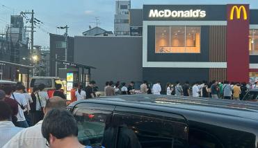 Polémica por el desperdicio de comida que generó una campaña de McDonald's con cartas Pokémon