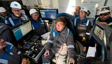 YPF venderá en sus estaciones de servicio los mamelucos que puso de moda Milei