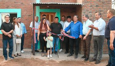 El ministro Niccolai entregó viviendas sociales a 15 familias del Departamento Moreno