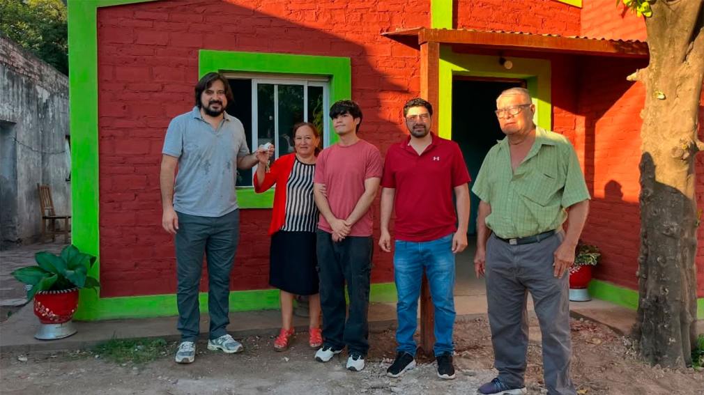 El municipio de Monte Quemado entregó una vivienda social a una vecina que había perdido su casa tras un accidente vial