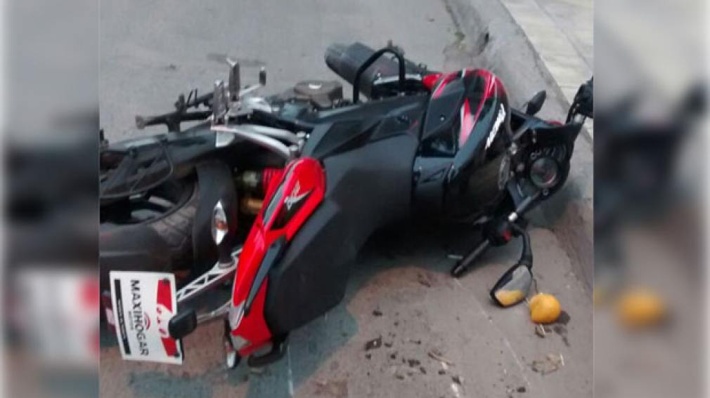 Violento derrape de una motocicleta sobre avenida Moreno 