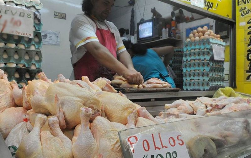 El kilo de pollo sigue en aumento y estiman que llegaría a los 90
