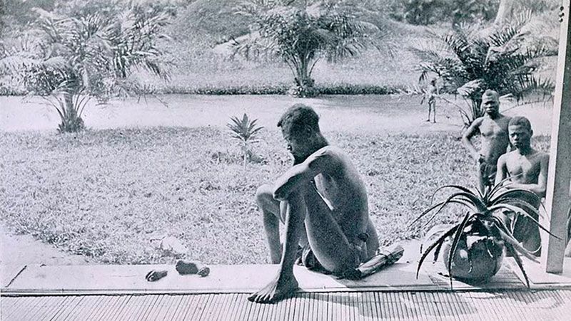 Nsala, de la aldea de Wala, mira la mano cortada de su hija, de cinco años, 1904, Estado Libre del Congo. 