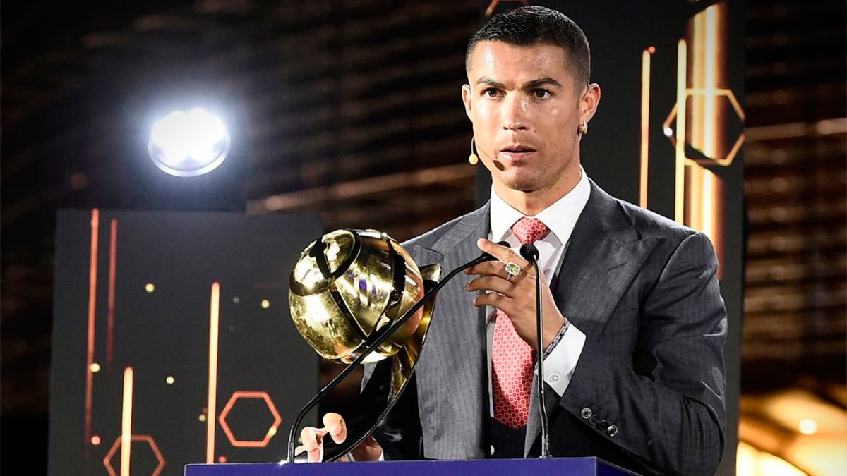 Cristiano Ronaldo Le Ganó A Messi Y Fue Elegido Como El Mejor Jugador Del Siglo En Los Globe 