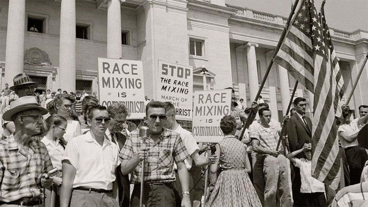 Manifestación en contra del matrimonio interracial 