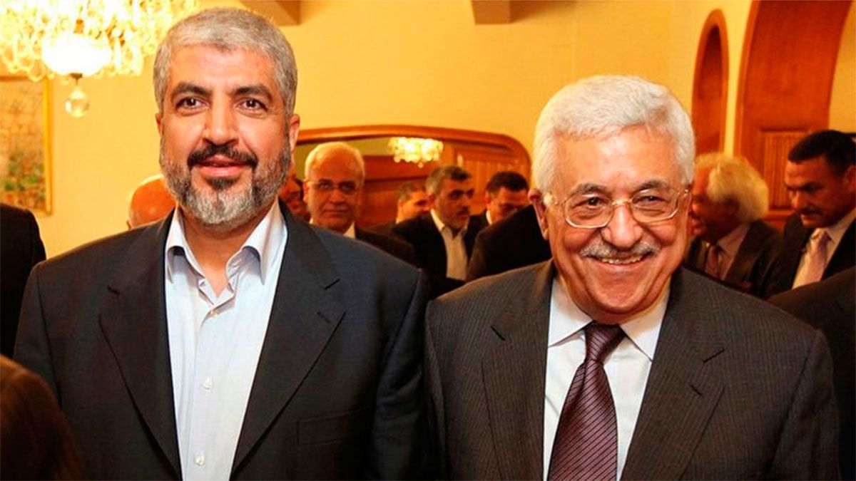 Khaled Meshaal, de Hamás (izq.) y Mahmoud Abbas, de Fatah 